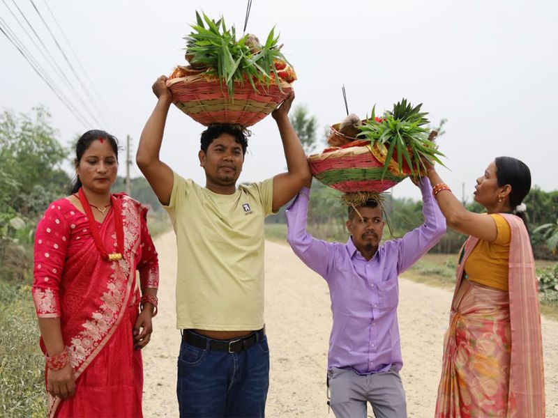 नेपाल के दक्षिणी मैदानी इलाकों में श्रद्धालु ‘छठ’ मनाते हुए आपदाओं के अंत के लिए प्रार्थना करते हैं