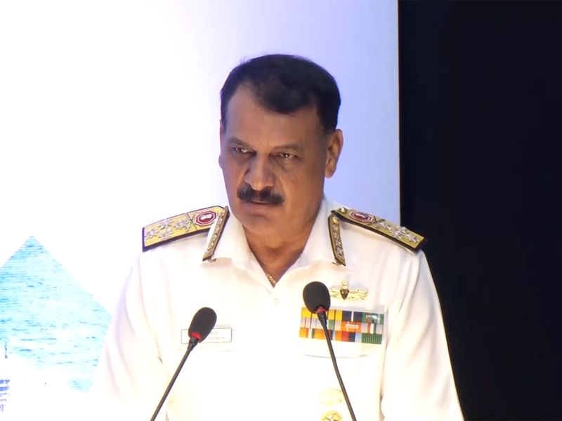 नौसेना प्रमुख एडमिरल का कहना है, “लाल सागर संकट ने दिखाया है कि कैसे समुद्री चोकप्वाइंट वैश्विक माल ढुलाई सूचकांकों, खाद्य कीमतों को प्रभावित कर सकते हैं।”