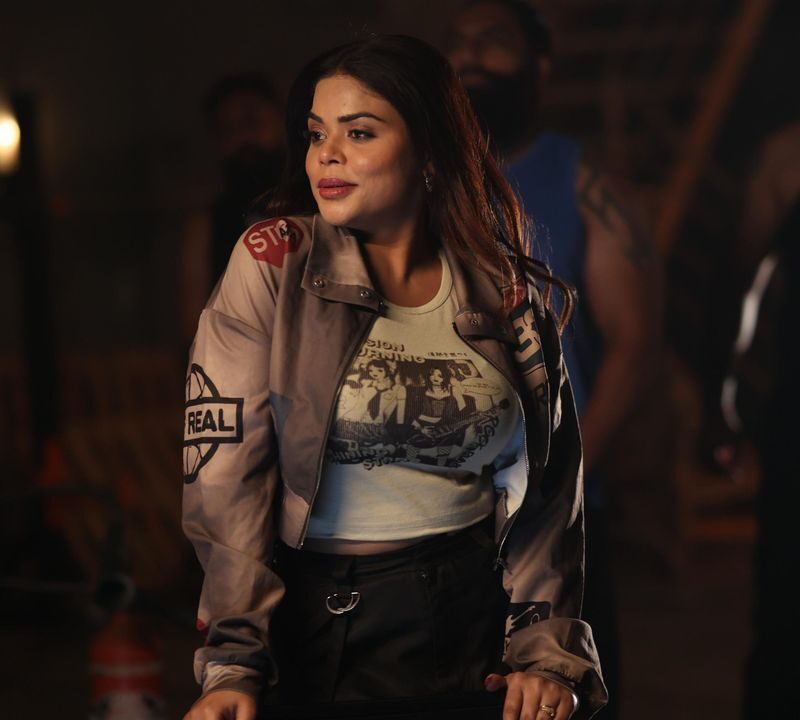 जैस्मीन ने अपना नवीनतम सिंगल, मलक दयाल जारी किया