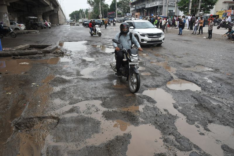 जानलेवा गड्ढे: पंजाब की सड़कों पर जवाबदेही गायब!