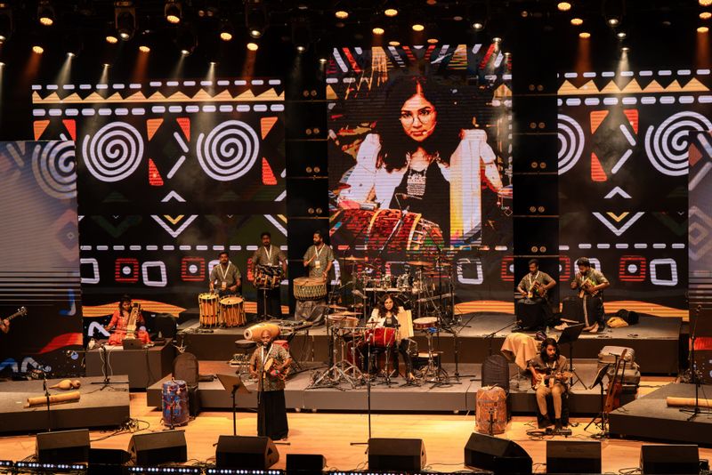 मंच उनका है: महिला तालवादक अपने आप में आ जाते हैं