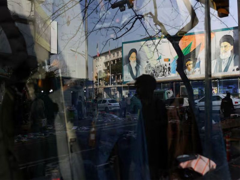 अमेरिका के साथ तनाव के बीच ईरान के विश्वविद्यालयों में दूसरे दिन भी सरकार विरोधी प्रदर्शन जारी हैं