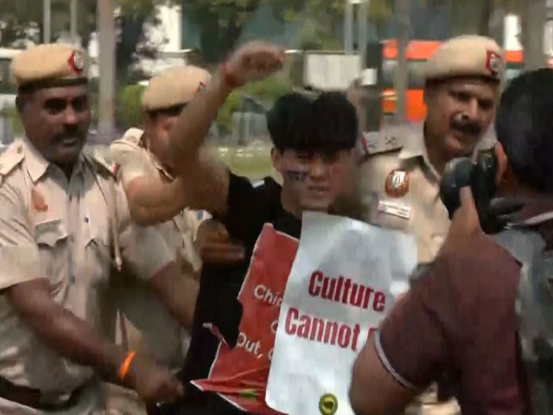 नई दिल्ली: तिब्बती युवा कांग्रेस ने 67वें तिब्बती राष्ट्रीय विद्रोह दिवस पर चीनी दूतावास के बाहर शांतिपूर्ण विरोध प्रदर्शन किया