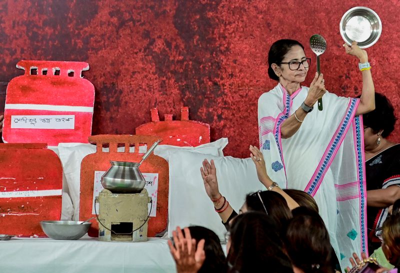 बंगाल द्वंद्व: साहब, अफसरों के तबादलों से पैदा होती है कलह!