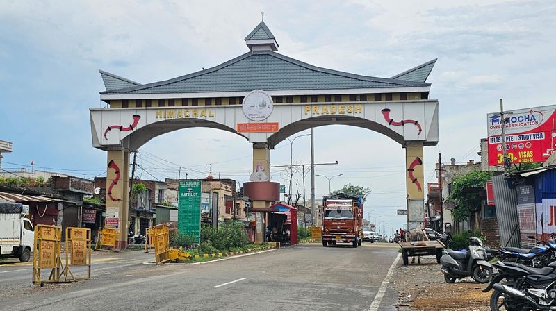 सीमा कर विवाद: पर्यटक, व्यापार नीतिगत विवाद में फंस गए