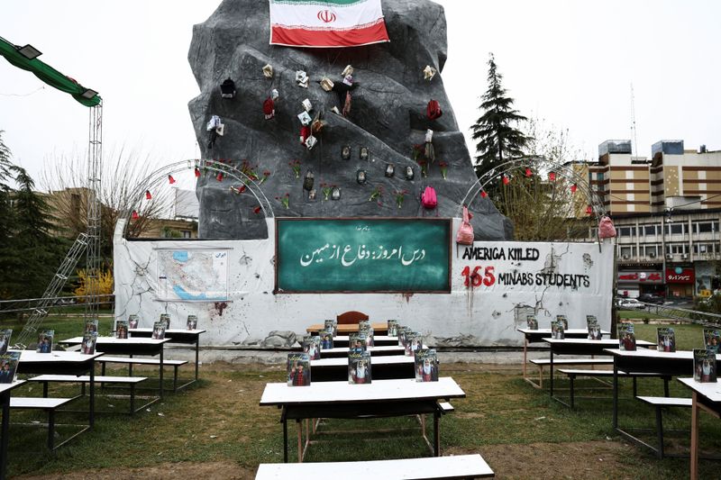 युद्ध के एक महीने में, ईरानी खोई हुई आजीविका, बम और अनिश्चितताओं से जूझ रहे हैं