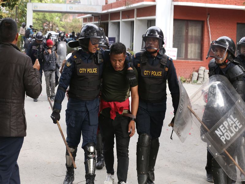 नेपाल के पूर्व पीएम केपी शर्मा ओली के समर्थन में विरोध प्रदर्शन हिंसक हो गया, एक घायल, नौ गिरफ्तार, अदालत ने हिरासत में भेजा