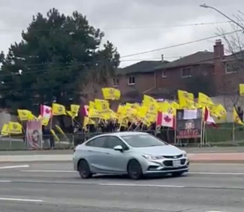 अगर सरकार खालिस्तान के ‘नफरत’ प्रतीक पर प्रतिबंध लगाने की योजना बना रही है तो उसे कनाडा में मंदिर के पास खालिस्तान से जुड़े विरोध प्रदर्शन की अनुमति क्यों दी जाए?