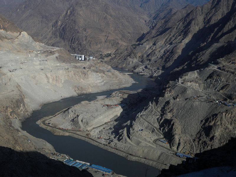 डायमेर-भाषा बांध पर अशांति बढ़ी: प्रदर्शनकारियों ने पीओजीबी में काराकोरम राजमार्ग को अवरुद्ध कर दिया