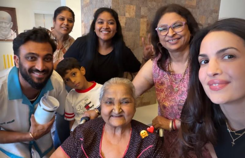 माहिका शर्मा के साथ लिंक-अप के बीच नतासा स्टेनकोविक ने हार्दिक पांडे की माँ के साथ तस्वीर साझा की