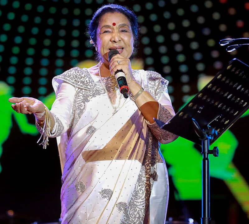 आशा भोंसले: चंचल, वादी या पॉप, हर मूड के लिए भारत की आवाज खामोश हो जाती है
