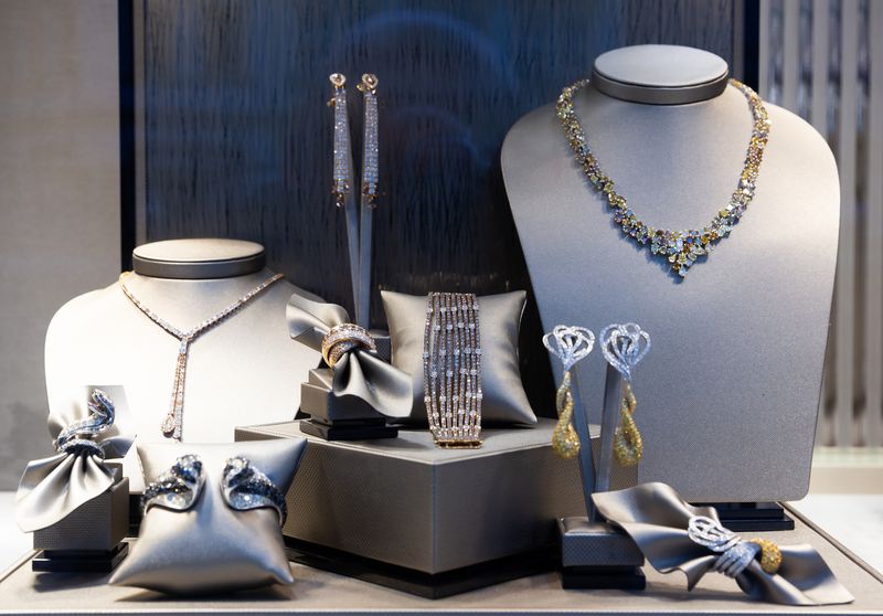 चर्चित क्या है: अक्षय त्रिर्य पर रत्न