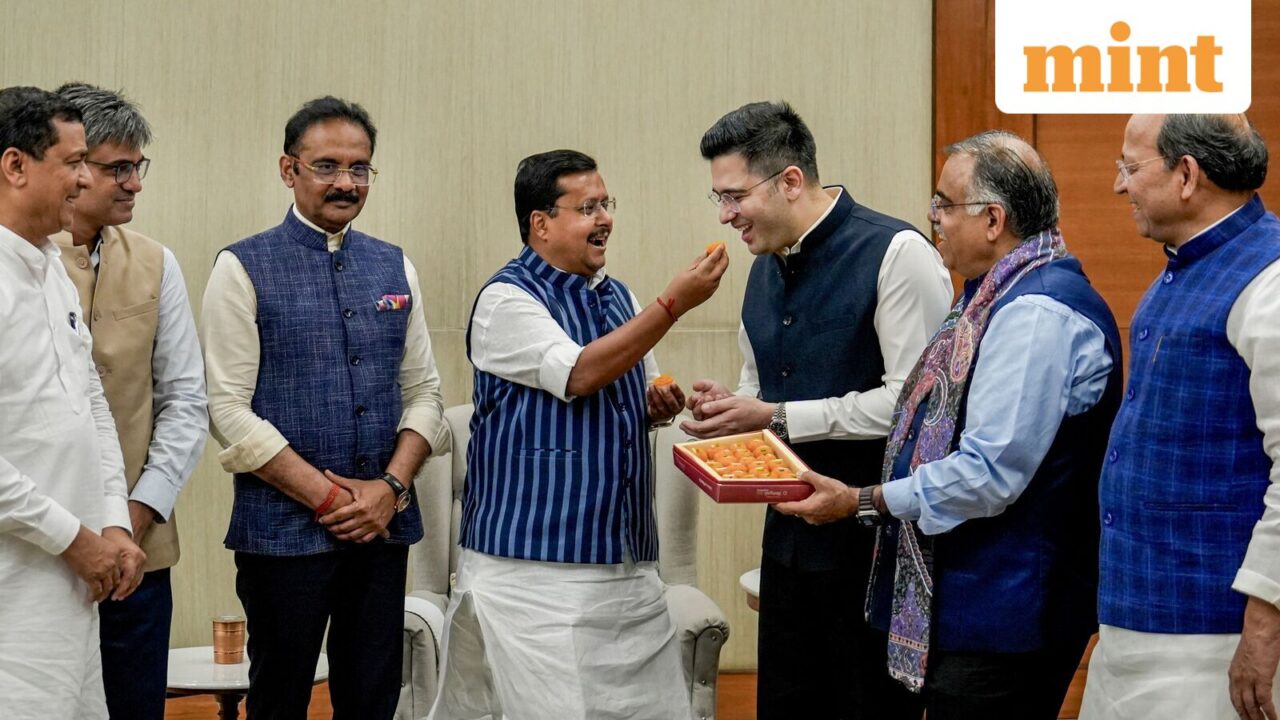 राघव चड्ढा समेत अन्य AAP सांसद बीजेपी में शामिल। अगले साल पंजाब विधानसभा चुनाव से पहले केजरीवाल की पार्टी के लिए इसका क्या मतलब है?