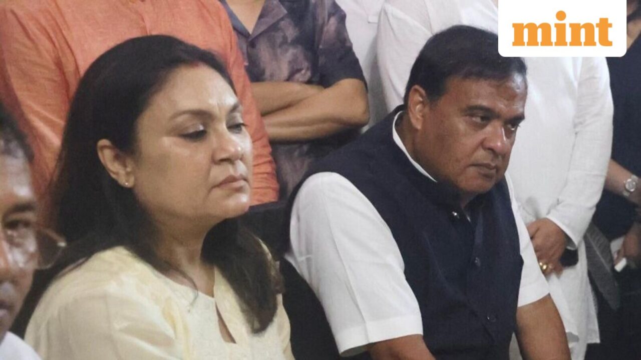 हिमंत सरमा की पत्नी रिनिकी सरमा के पास हैं कई पासपोर्ट? असम के मुख्यमंत्री का कहना है, ‘खेरा, गोगोई की प्रेस सामग्री पाकिस्तान से…’