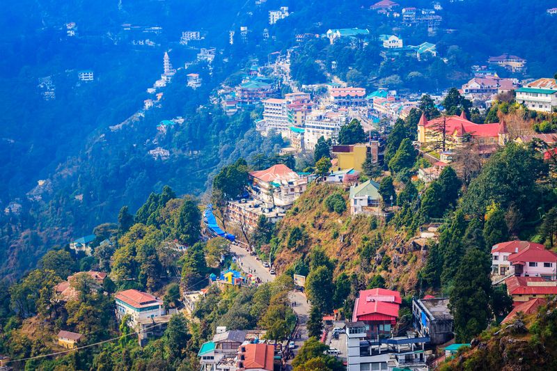 सप्ताहांत में हिल स्टेशनों की ओर पर्यटकों की भीड़ के कारण 45,000 से अधिक वाहन देहरादून में प्रवेश करते हैं