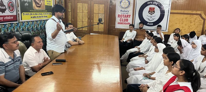 नवरस कथा कोलाज में नौ भूमिकाएँ निभाने के बाद, राजस्थान के अभिनेता पूरे भारत में 999 पात्रों की तलाश में हैं
