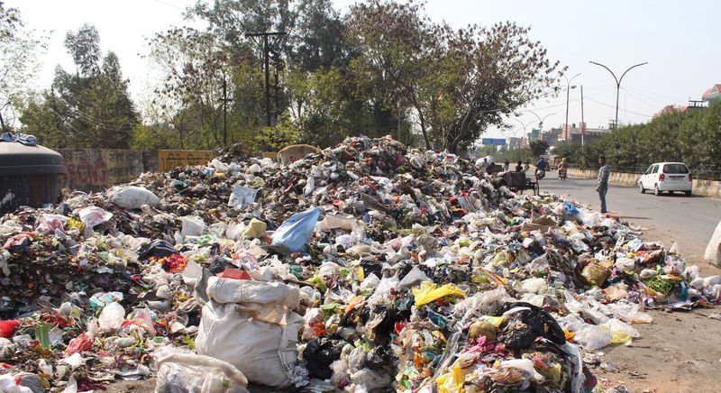 कचरा संकट: श्रमिकों और सार्वजनिक स्वास्थ्य की रक्षा करें