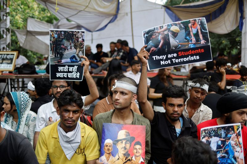 बातचीत को प्राथमिकता दें : सरकार, प्रदर्शनकारियों को गतिरोध तोड़ने की जरूरत है