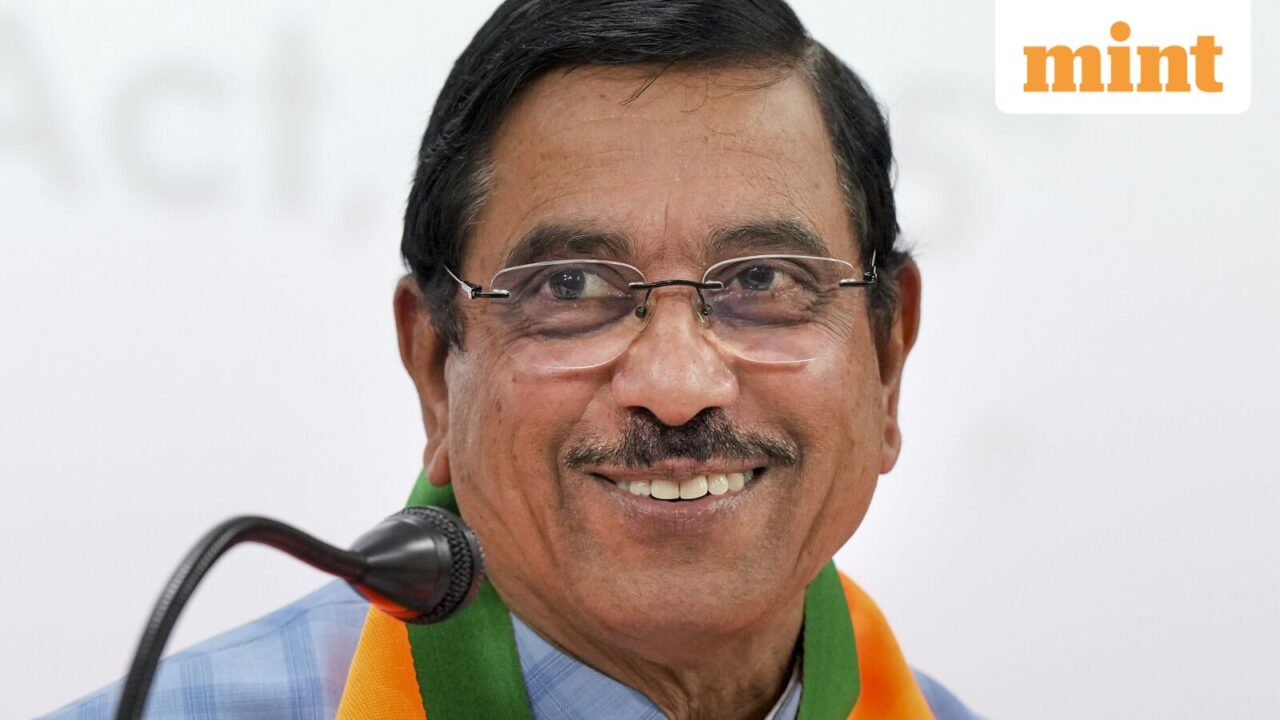 अपने मंत्री को जानें: प्रल्हाद जोशी की कुल संपत्ति, शिक्षा और आपराधिक रिकॉर्ड