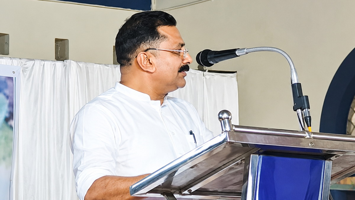 स्‍टूडेंड का स्‍टेज पर खींचा कान, लगाई डांट, कौन हैं ये पूर्व शिक्षा मंत्री? वीडियो देख CPCR ने केस किया दर्ज