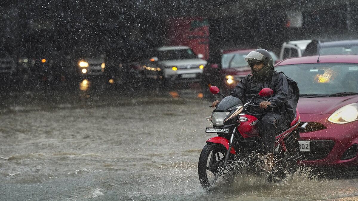 Weather Rain:UP-बिहार समेत 13 राज्यों में बारिश का अलर्ट, घर से निकलने से पहले पढ़ लें IMD की चेतावनी