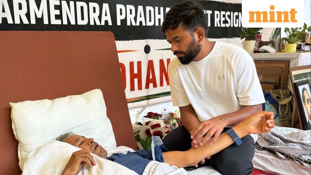 भूख हड़ताल के 17वें दिन सोनम वांगचुक की मांसपेशियों में गिरावट; महुआ मोइत्रा, अरुंधति रॉय ने उनसे अनशन समाप्त करने का आग्रह किया