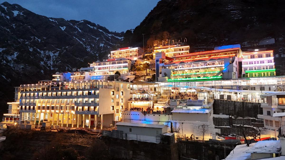 Vaishno Devi Yatra Update: वैष्णो देवी यात्रा पर लगी रोक, खराब मौसम के चलते श्राइन बोर्ड का बड़ा फैसला